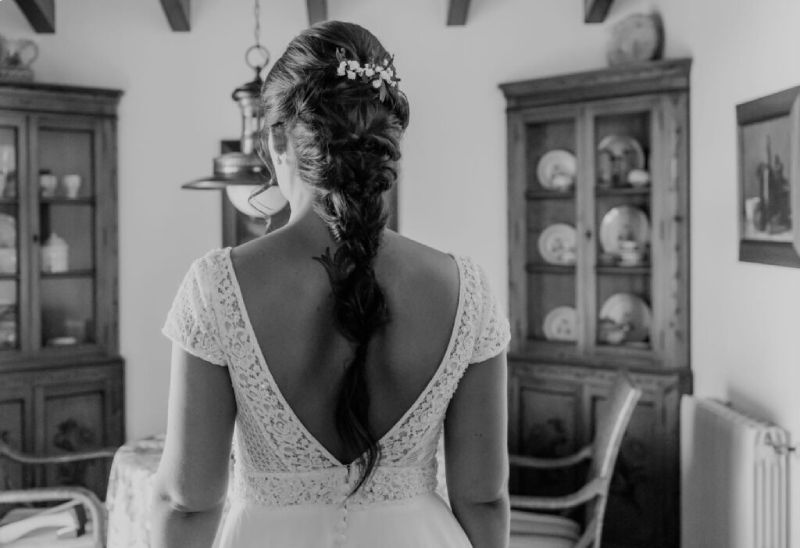 Detalle de Peinado trenzado para novia de boda en Menorca 